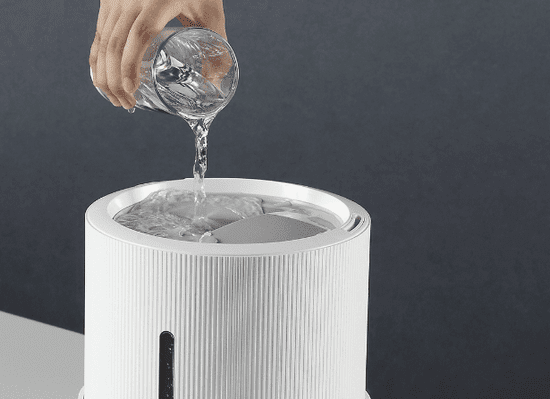 Заливка воды в резервуар для увлажнителя воздуха Deerma Air Humidifier